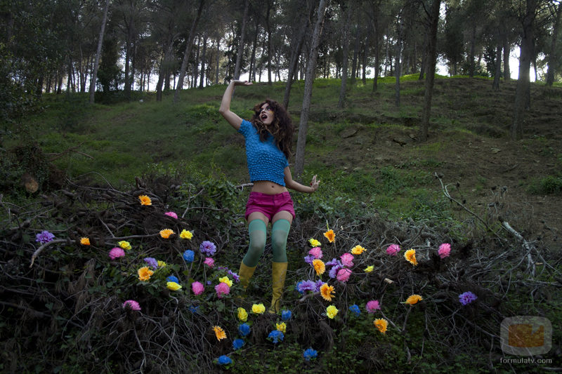 Geno baila entre flores de colores
