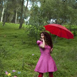 Geno con un paraguas en el bosque