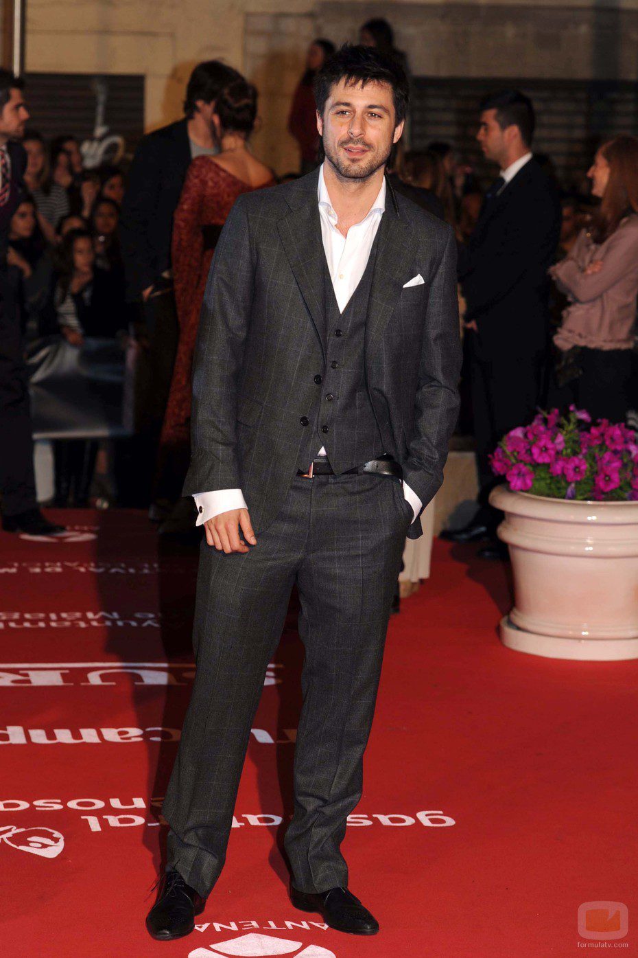 Hugo Silva acudió elegante al Festival de Málaga