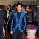 Paco León con una llamativa chaqueta azul