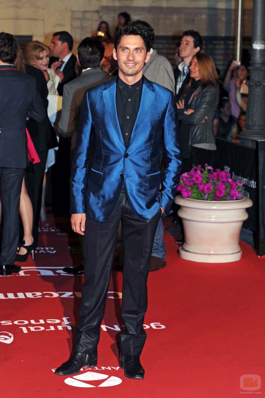 Paco León con una llamativa chaqueta azul