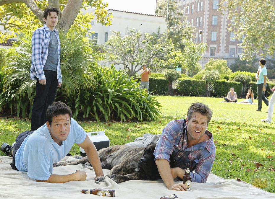 Travis observa a Grayson y Bobby en 'Cougar Town'