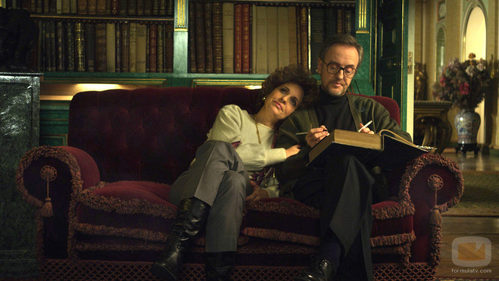 Cayetana de Alba junto a Jesús Aguirre en el sofá