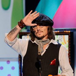 Johnny Depp recoge su premio en la gala de los Kids' Choice Awards