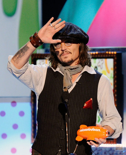 Johnny Depp recoge su premio en la gala de los Kids' Choice Awards