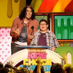 Russell Brand y Rico Rodríguez en la gala de los Kid's Choice Awards