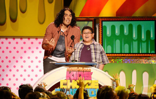 Russell Brand y Rico Rodríguez en la gala de los Kid's Choice Awards