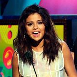 Selena Gómez recoge su premio en la gala de los Kids' Choice Awards
