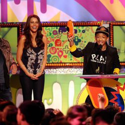 Jaden Smith recoge su premio en los Kids' Choice Awards de la mano de Sofia Vergara y Joe Jonas