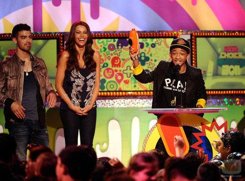 Jaden Smith recoge su premio en los Kids' Choice Awards de la mano de Sofia Vergara y Joe Jonas