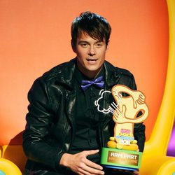 Josh Duhamel recoge su premio en la gala de los Kids' Choice Awards