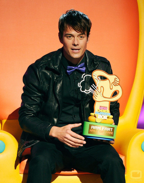 Josh Duhamel recoge su premio en la gala de los Kids' Choice Awards