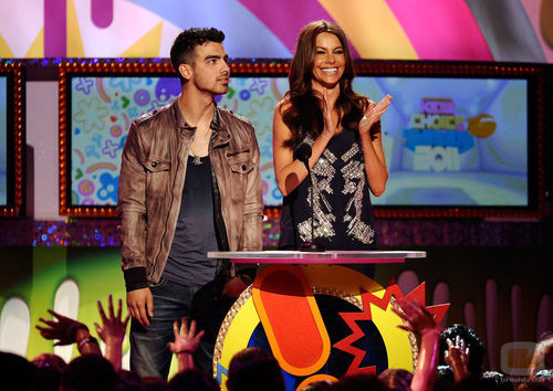 Joe Jonas y Sofia Vergara presentan un premio en la gala de los Kid's Choice Awards