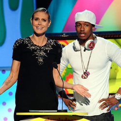 Heidi Klum y Nick Cannon presentan en la gala de los Kids' Choice Awards