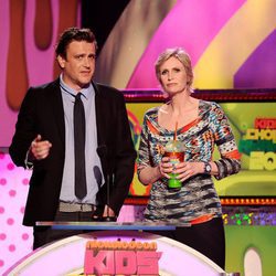 Jason Segel y Jane Lynch en la gala de los Kids' Choice Awards