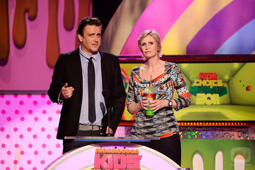 Jason Segel y Jane Lynch en la gala de los Kids' Choice Awards