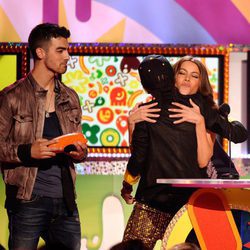 Sofia Vergara abraza a Jaden Smith en la gala de los Kids' Choice Awards