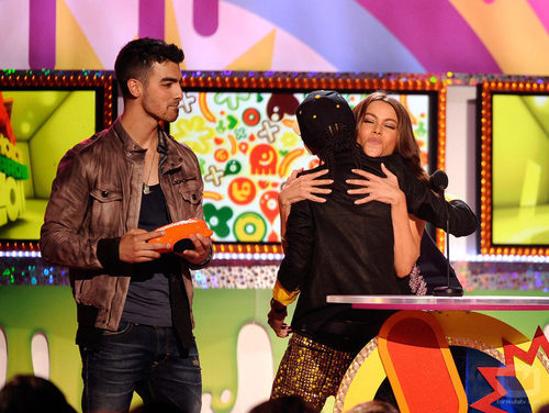 Sofia Vergara abraza a Jaden Smith en la gala de los Kids' Choice Awards