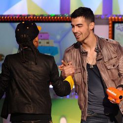 Joe Jonas y Jaden Smith en la gala de los Kids' Choice Awards