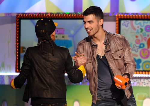 Joe Jonas y Jaden Smith en la gala de los Kids' Choice Awards