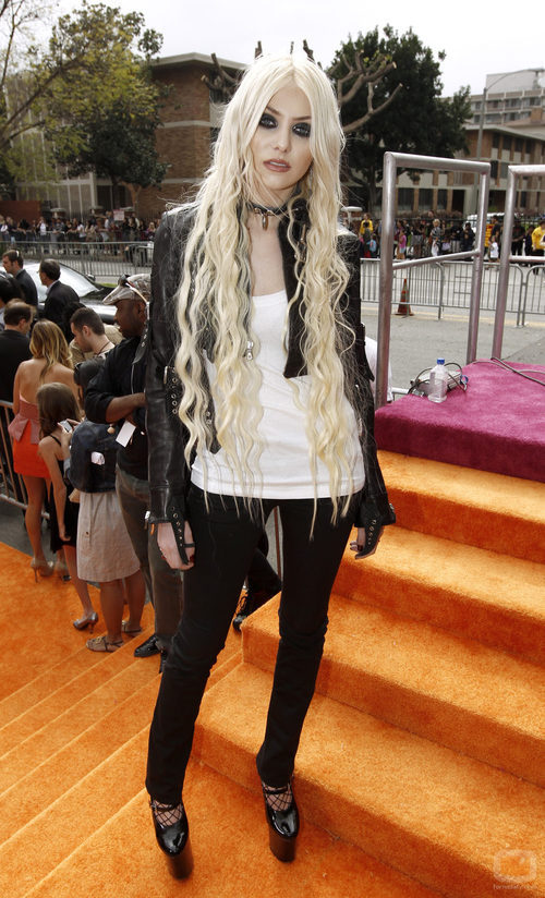 Taylor Momsen en la alfombra naranja de los Kids' Choice Awards