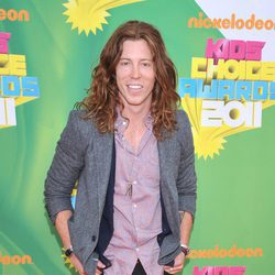 El atleta Shaun White en la alfombra naranja de los Kids' Choice Awards