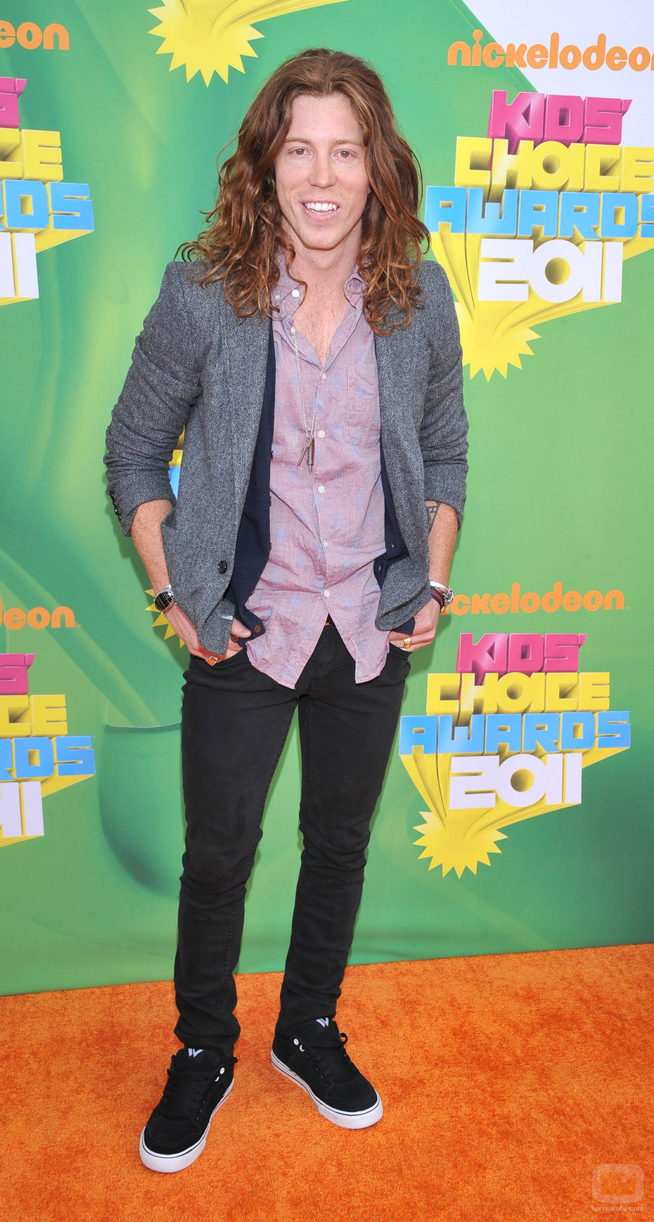 El atleta Shaun White en la alfombra naranja de los Kids' Choice Awards
