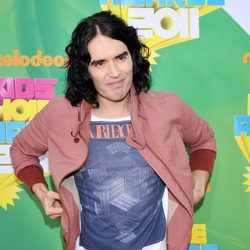 Russell Brand en la alfombra naranja de los Kids' Choice Awards