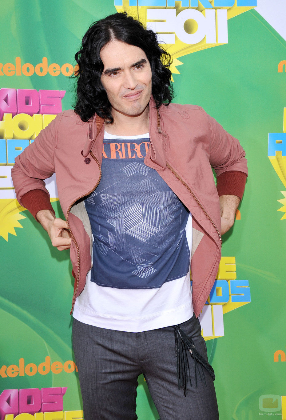 Russell Brand en la alfombra naranja de los Kids' Choice Awards