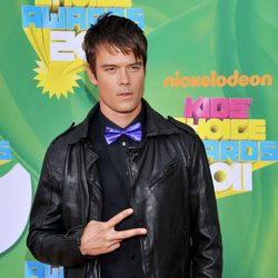 Josh Duhamel en la alfombra naranja de los Kids' Choice Awards