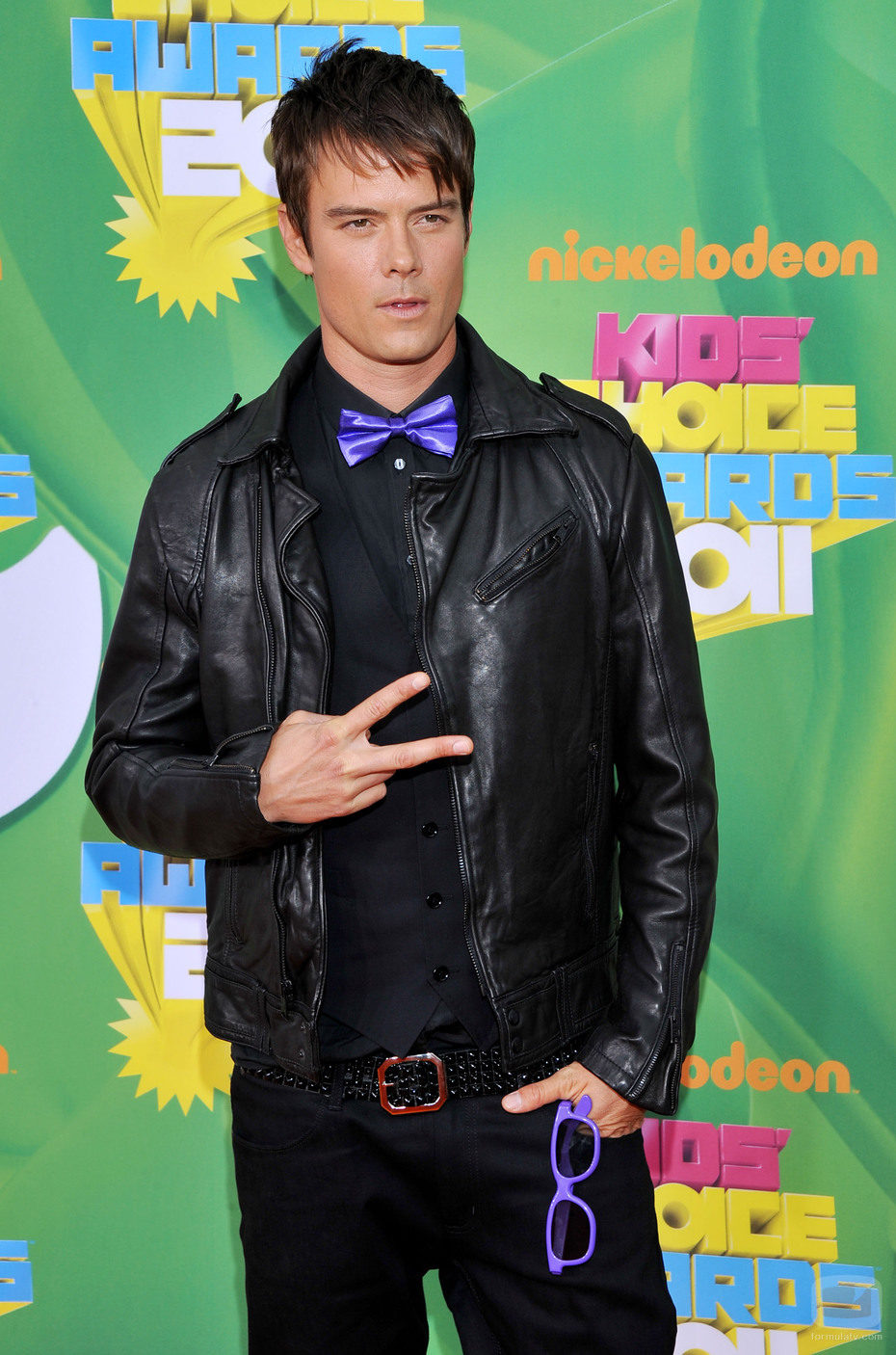 Josh Duhamel en la alfombra naranja de los Kids' Choice Awards