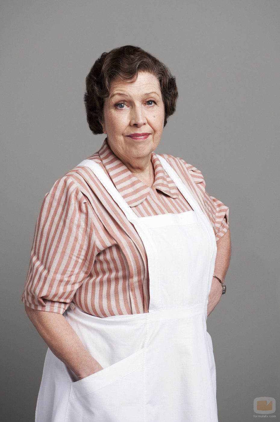 Anne Reid es Mrs Thackeray
