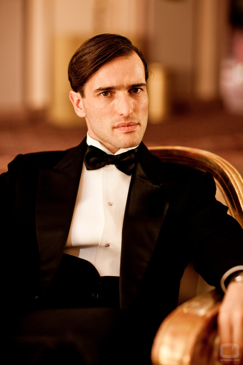 Ed Stoppard es Sir Hallam Holland