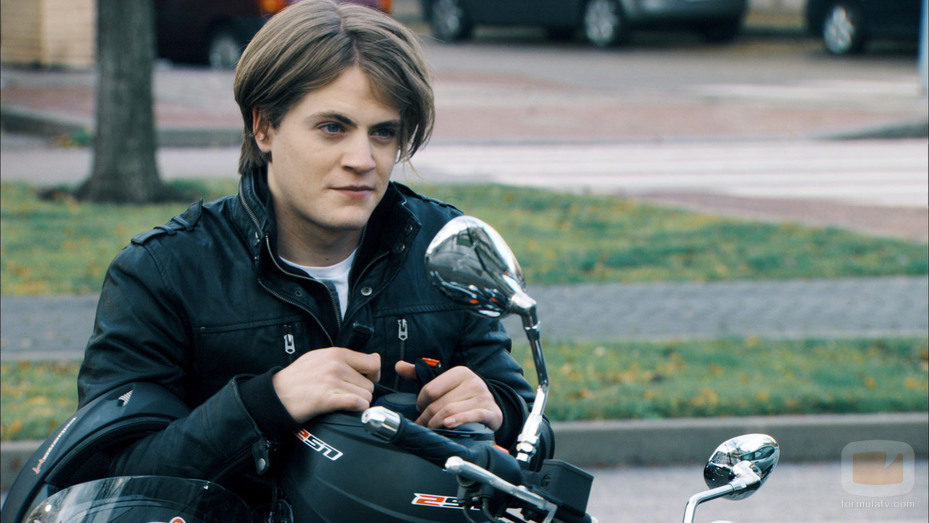 Damian en moto, en 'Ángel o demonio'