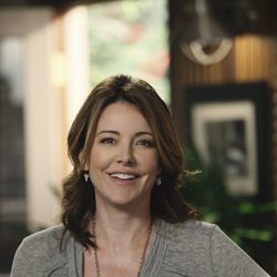 Christa Miller como Elle