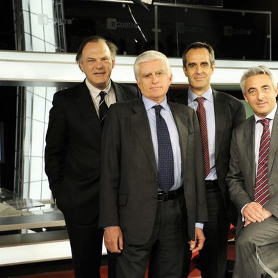 Vasile con el equipo de informativos del Grupo Telecinco