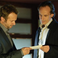 Miguel y Pablo observan una foto