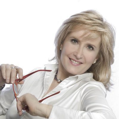 Posado de la presentadora Nieves Herrero