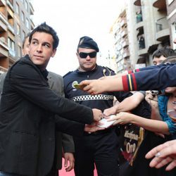 Los fans enloquecen a la llegada de Mario Casas a los Micrófonos de Oro 2011