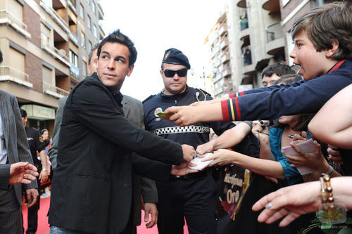 Los fans enloquecen a la llegada de Mario Casas a los Micrófonos de Oro 2011