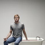 Dexter posa junto a su bañera