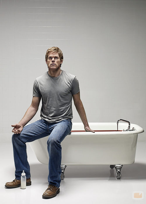 Dexter posa junto a su bañera