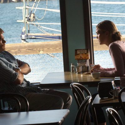 Lumen y Dexter en una cafetería