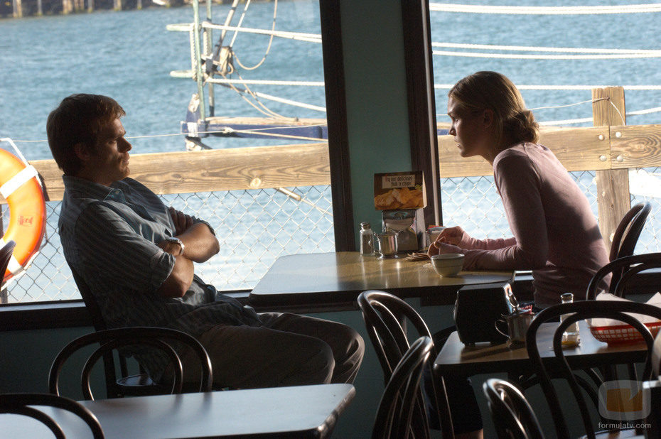 Lumen y Dexter en una cafetería