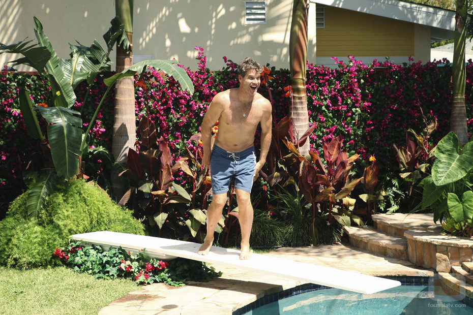 Bobby se tira a la piscina