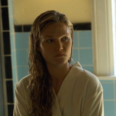 Julia Stiles recién salida de la ducha
