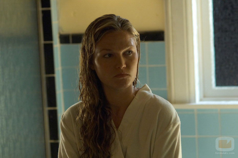 Julia Stiles recién salida de la ducha