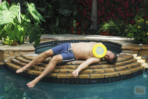 Bobby, tumbado en la piscina