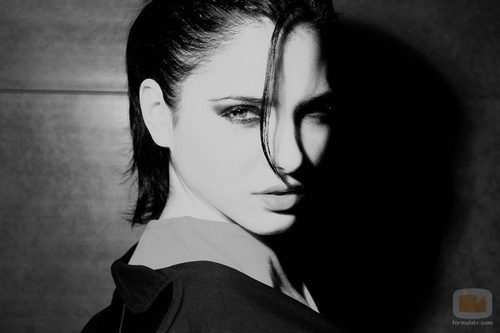 Andrea Duro en blanco y negro