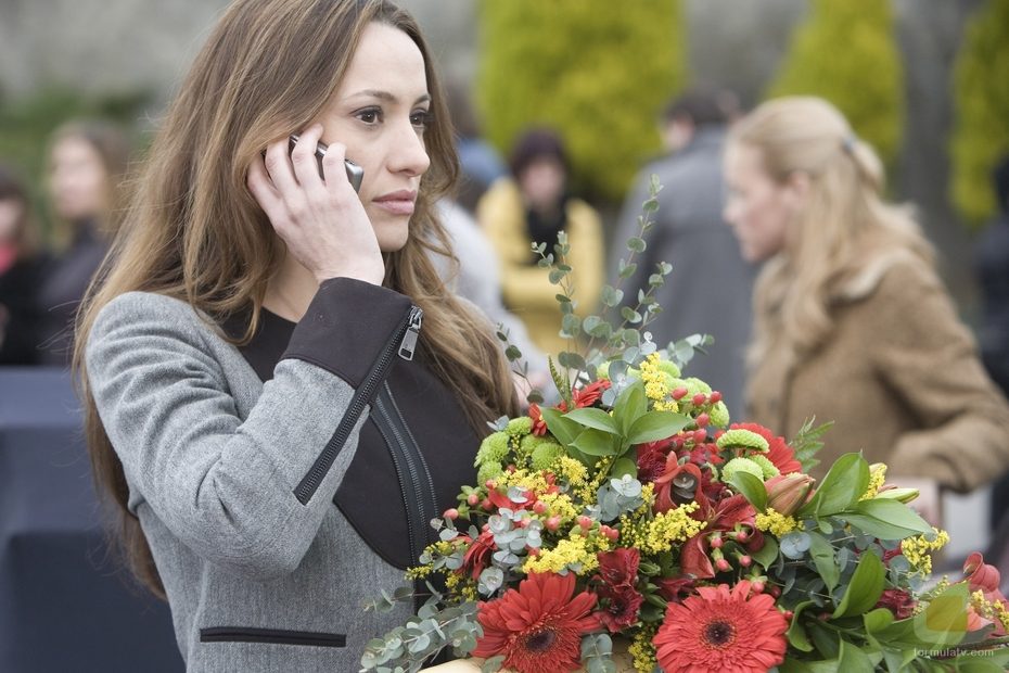 Adriana con un ramo de flores